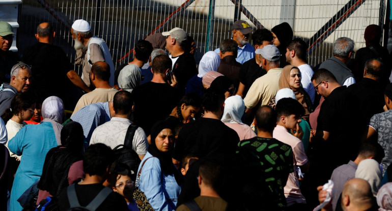 Palestinos intentando acceder al cruce de Rafah para obtener ayuda humanitaria. Foto: Reuters.
