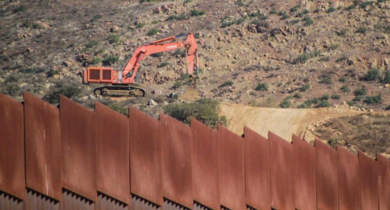 120 organizaciones le piden a Biden que frene la construcción del muro con México. Foto: EFE.