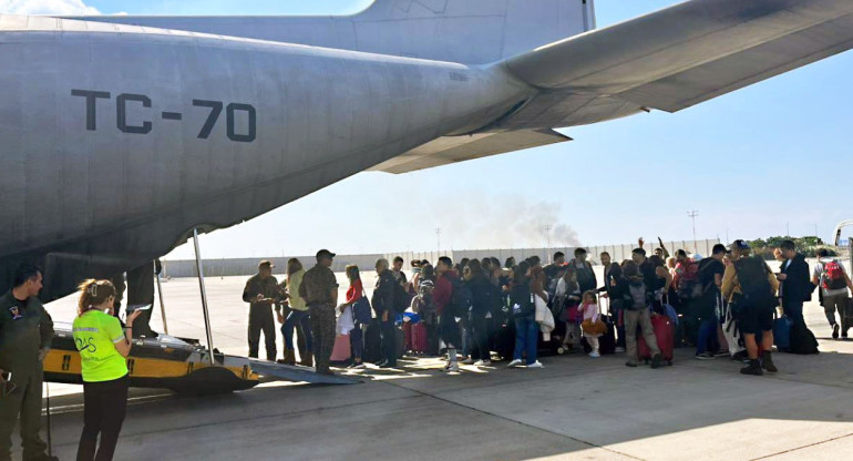 Vuelo de repatriación de argentinos desde Israel. Foto: NA.
