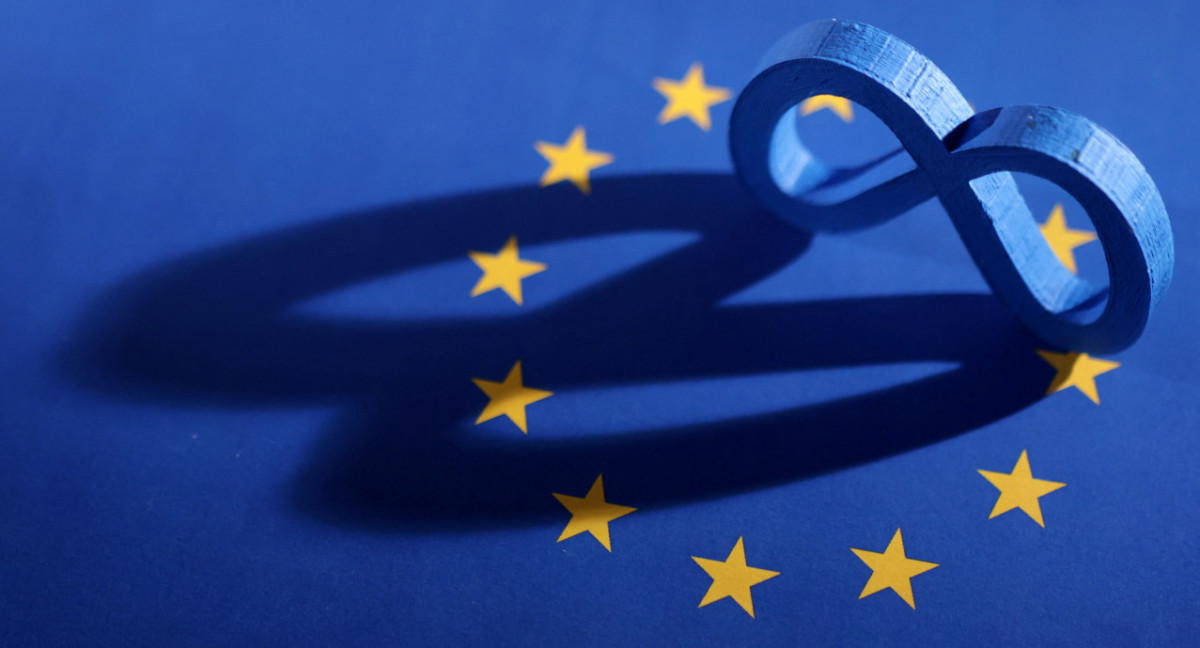 La bandera de la UE y el logo de Meta. Foto: Reuters