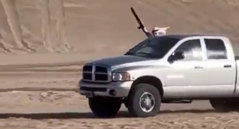 Se disfrazaron de árabes con escopetas en la playa. Foto: captura de video.