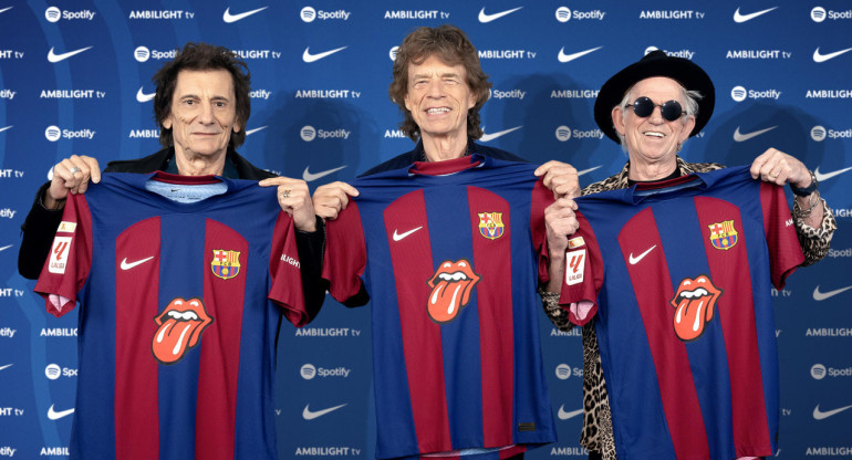 Camiseta del Barcelona con la lengua de los Rolling Stones. Foto: EFE.