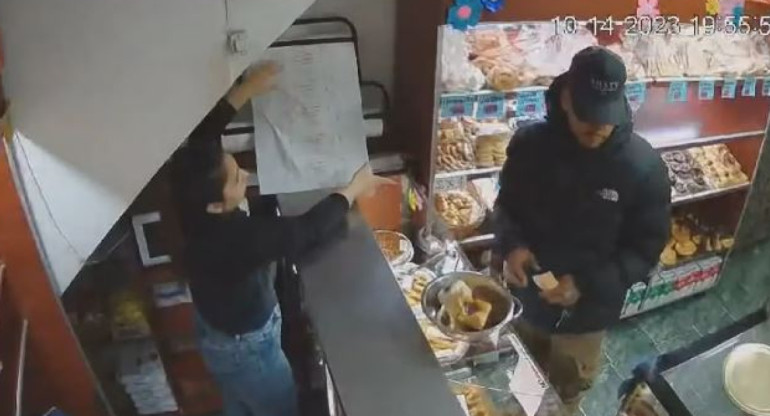 Un delincuente fingió ser cliente y terminó robando una panadería. Foto: captura de video.
