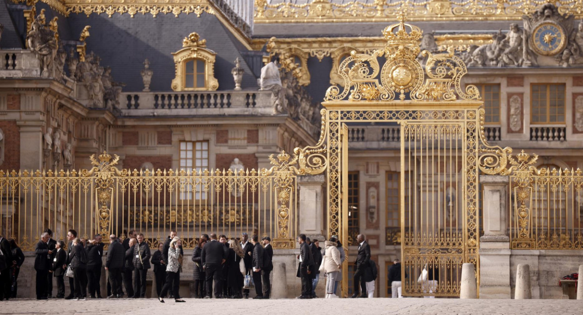 Evacuación en el Palacio de Versalles. Foto: EFE