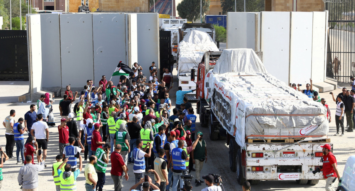 Ayuda humanitaria para Gaza en el paso fronterizo con Egipto. Foto: REUTERS.