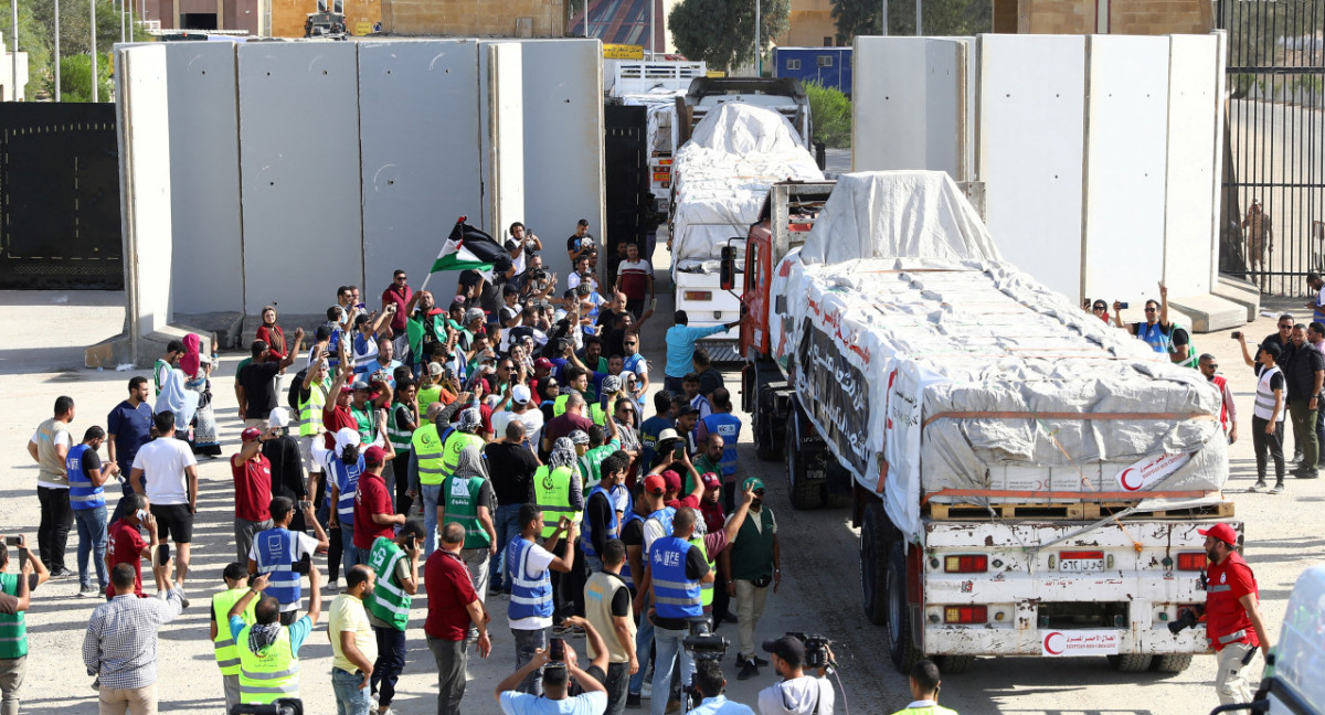 Ayuda humanitaria para Gaza en el paso fronterizo con Egipto. Foto: REUTERS.