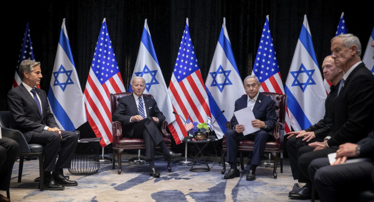 Funcionarios de EEUU e Israel junto a los presidentes de ambos países Joe Biden y Benjamin Netanyahu. Foto: EFE.