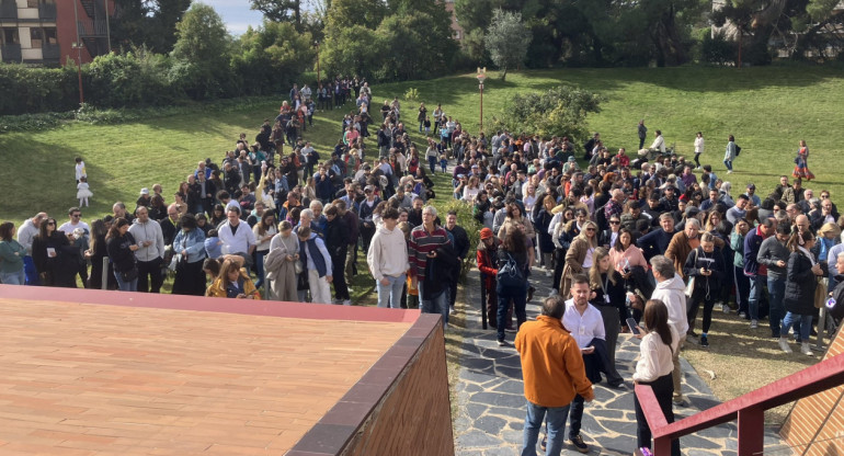 Mucha concurrencia en España para votar. Foto: @ARGenesp