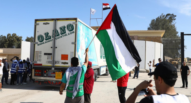 Un camión que transporta ayuda humanitaria para la Franja de Gaza cruza la puerta fronteriza de Rafah. Foto: EFE