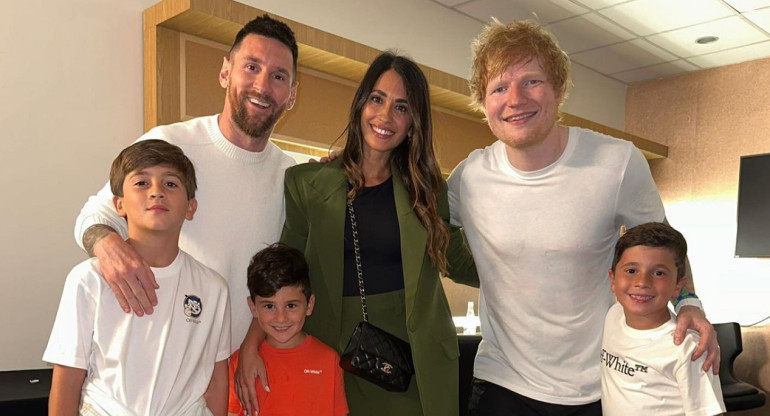 La familia junto a Ed Sheeran. Foto: Instagram @leomessi.