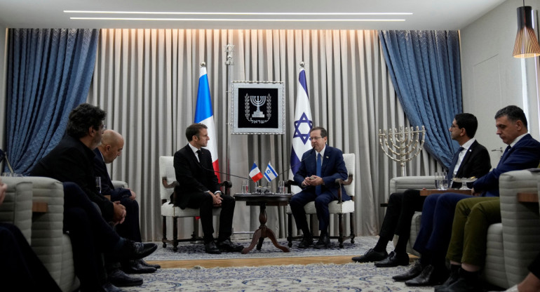 Emmanuel Macron e Isaac Herzog en Israel. Foto: Reuters.