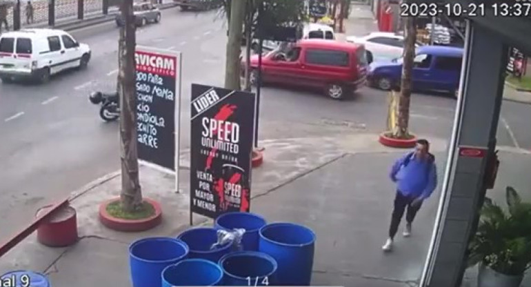 El hombre atacado por los empleados del frigorífico. Foto: Captura de video.