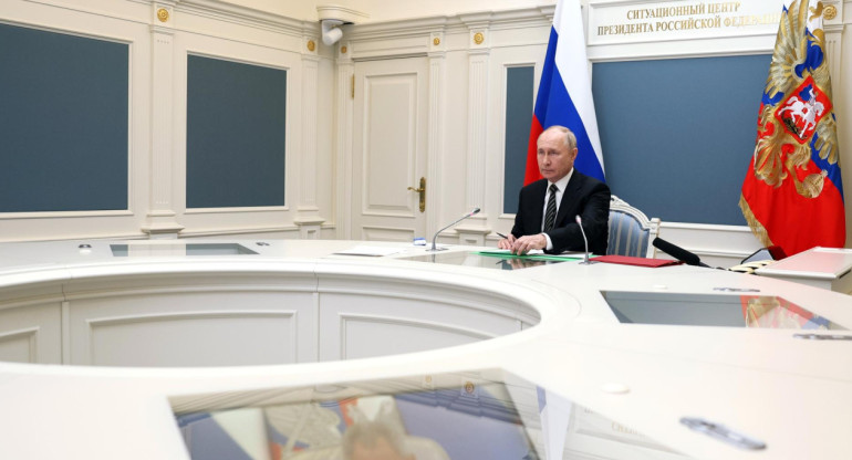 Vladimir Putin asiste a un entrenamiento para probar las fuerzas de disuasión estratégica a través de un enlace de vídeo en Moscú, Rusia, el 25 de octubre de 2023. EFE