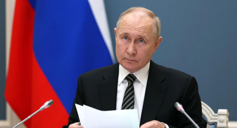 Vladimir Putin asiste a un entrenamiento para probar las fuerzas de disuasión estratégica a través de un enlace de vídeo en Moscú, Rusia, el 25 de octubre de 2023. EFE
