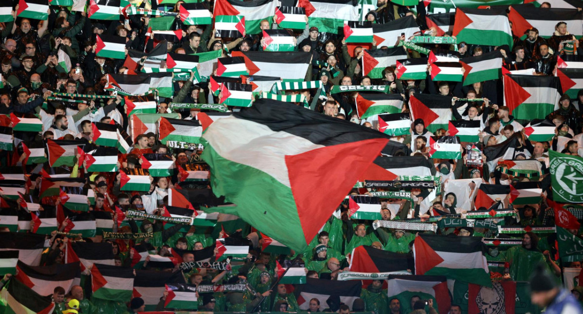Banderas de Palestina en el encuentro entre Celtic y Atlético Madrid por la Champions League. Foto: EFE.