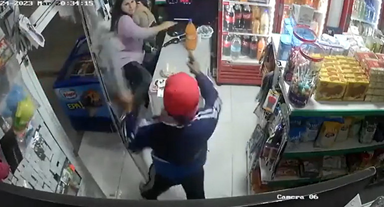Violento robo en La Plata. Foto: captura cámara de seguridad.