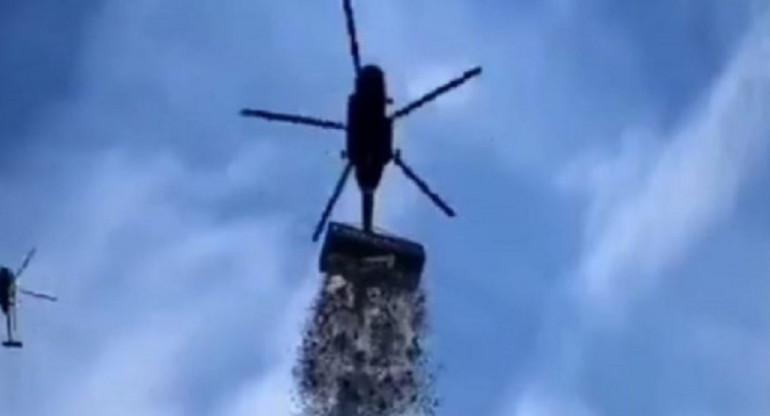Un influencer checo lanzó un millón de dólares desde un helicóptero para sus seguidores. NA