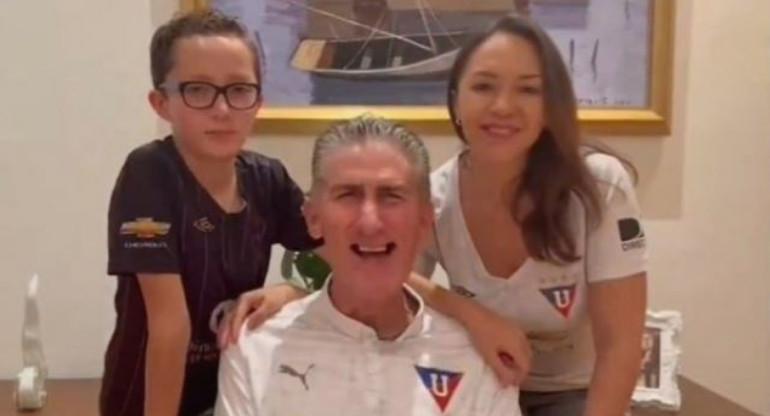 Edgardo Bauza reapareció y le envió su apoyo a Liga de Quito. Foto: captura de video.