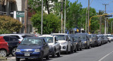 Filas para cargar combustible en Argentina. Foto: NA.