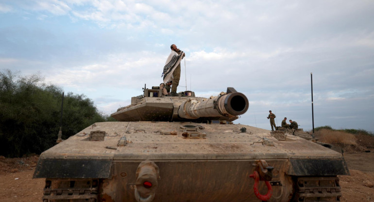 Tanque israelí en la frontera con El Líbano. Foto: EFE.