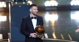 Lionel Messi con su octavo Balón de Oro. Foto: X @ballondor