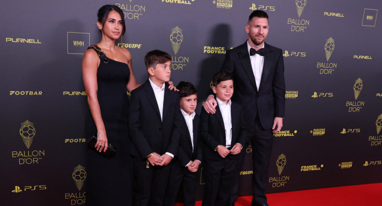 Antonela Roccuzzo y Lionel Messi junto a sus hijos. Foto: Reuters.