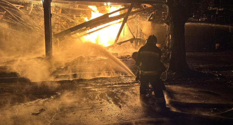 Incendio de refinería tras ataque de drones de Rusia. Foto: Reuters.