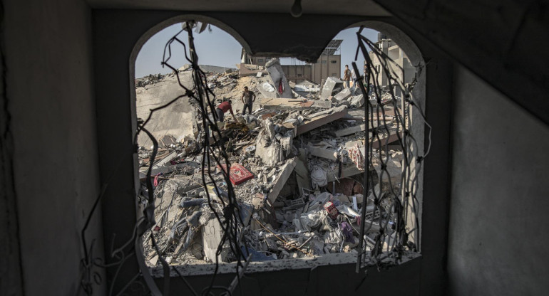 Parte de los escombros producidos tras el ataque a un campo de refugiados en Gaza. Foto: EFE.
