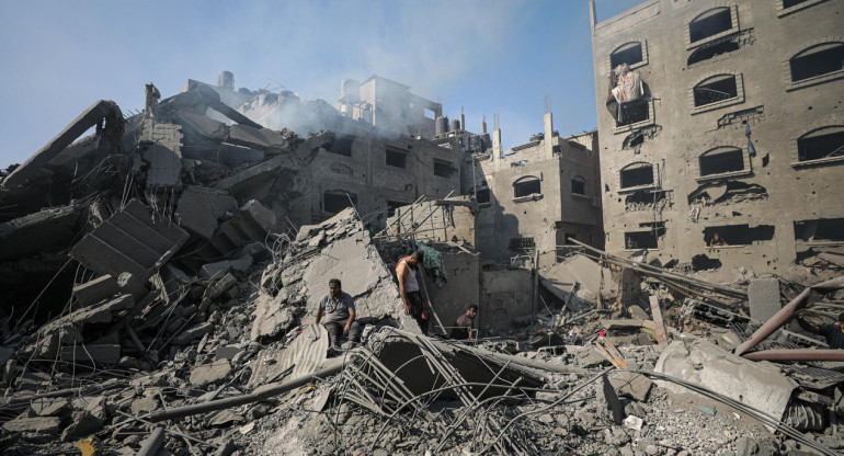 Parte de los escombros producidos tras el ataque a un campo de refugiados en Gaza. Foto: EFE.