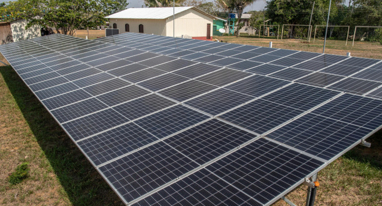 Paneles solares instalados en la comunidad de Santa Helena do Inglês. Foto EFE.