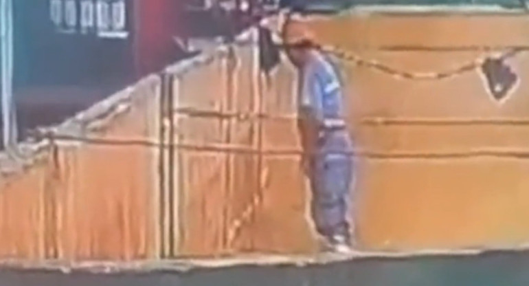 Arrestan a un hombre por orinar en un contenedor de malta. Foto: captura de video