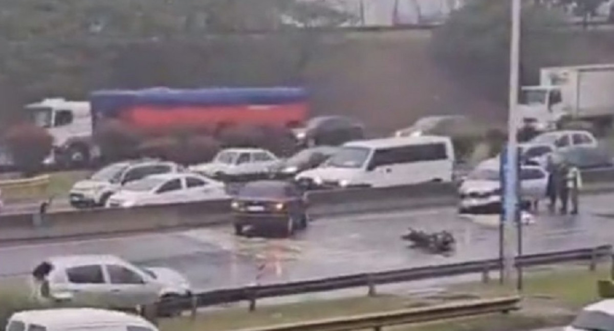 Accidente de tránsito en la Autopista Riccheri. Foto: NA/captura de video.