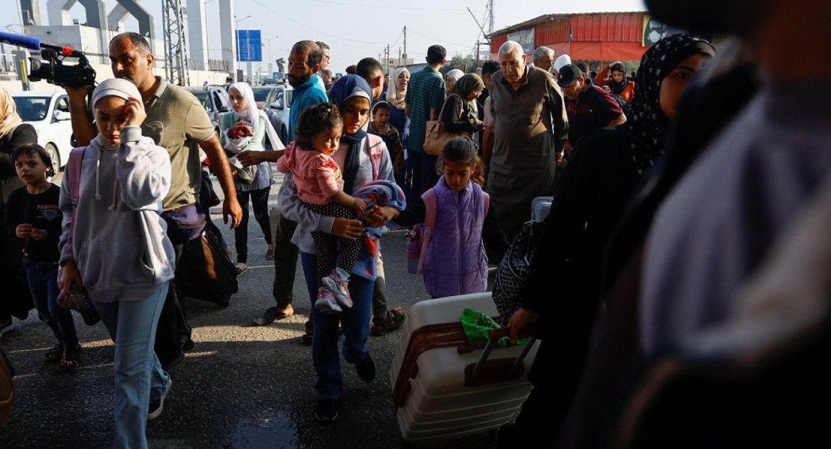 Civiles huyen de Gaza hacia Egipto. Foto: Reuters