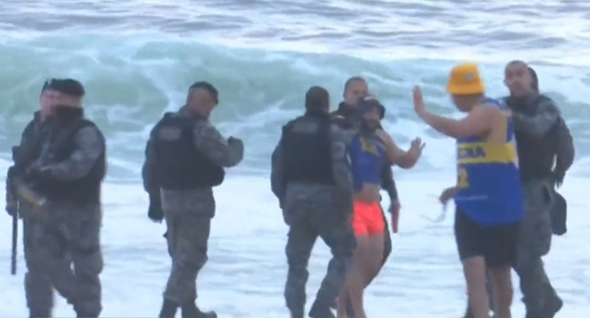 Un policía brasileño se tiró al mar para atrapar a un hincha de Boca