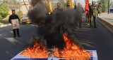 Miembros de Hezbollah queman banderas de Israel y EEUU. Foto: Reuters