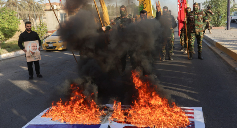 Miembros de Hezbollah queman banderas de Israel y EEUU. Foto: Reuters
