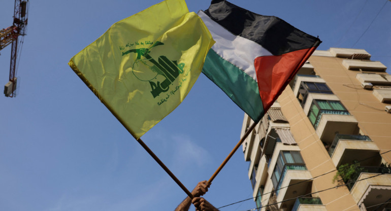 Manifestante con banderas de Hezbollah y Palestina. Foto: Reuters