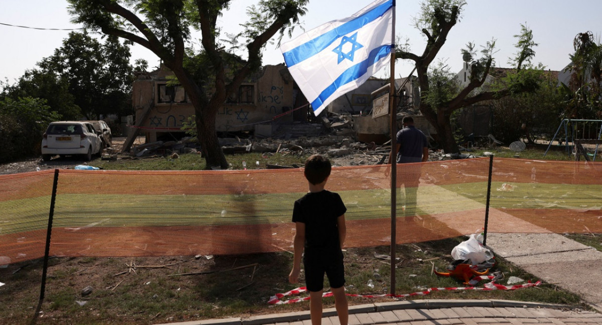 Un niño israelíes en medio de la destrucción. Foto: Reuters.
