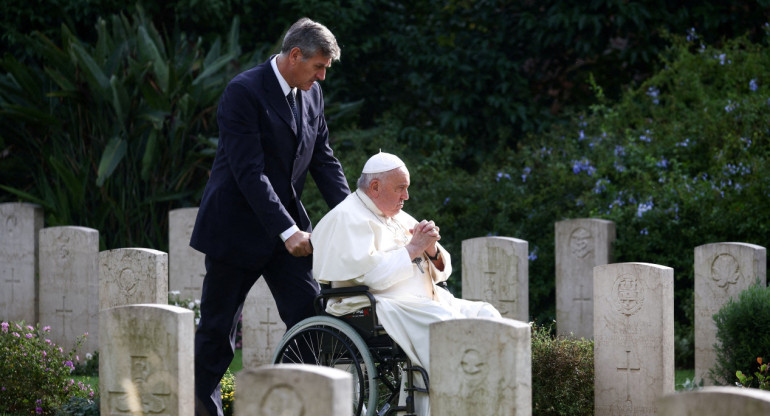 Papa Francisco en silla de ruedas. Foto: Reuters.