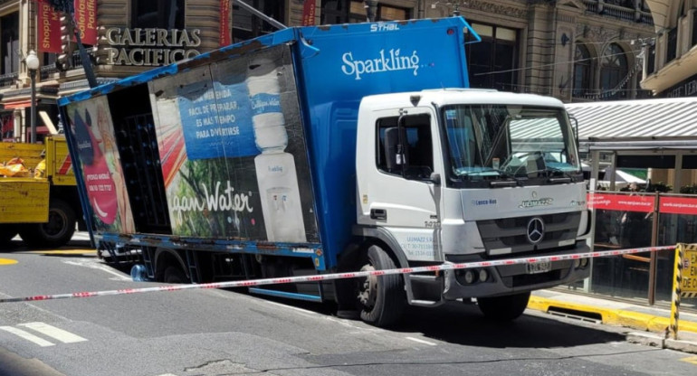 Un camión se hundió en plana calle. Video: NA.
