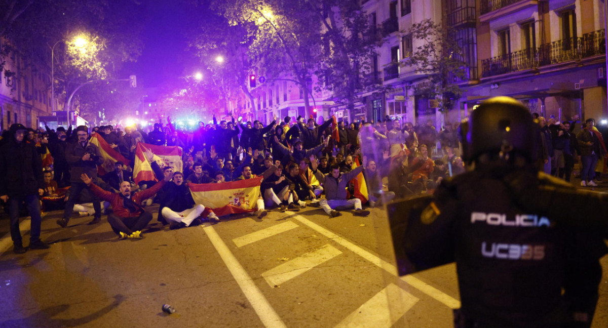 Protestas contra la ley de amnistía y el acuerdo político firmado con los independentistas en España. Foto: EFE.