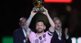 Lionel Messi presenta su octavo Balón de Oro. Foto: Reuters