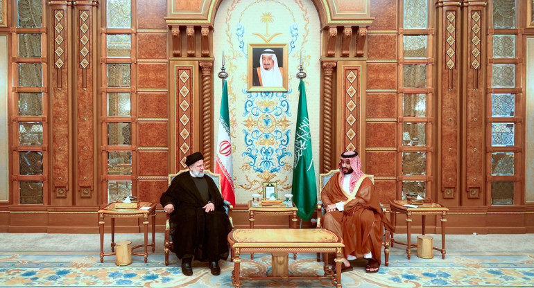 El príncipe saudí Mohammed bin Salman y el líder iraní Ebrahim Raisí. Foto: Reuters.