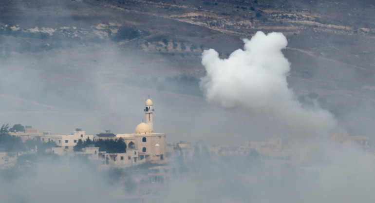 Humo en la frontera entre Israel y el Líbano. Foto: Reuters