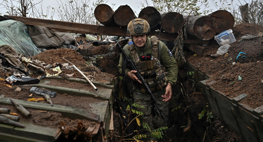 Guerra entre Rusia y Ucrania. Soldado ucraniano en trinchera. Foto: NA.