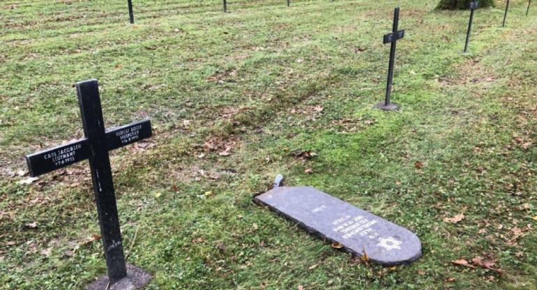 Varias estelas judías desfiguradas y destruidas en un cementerio militar de Oise. (©Asociación de Metros Alemanes de Puisaleine y Alrededores 14-18 / Facebook)