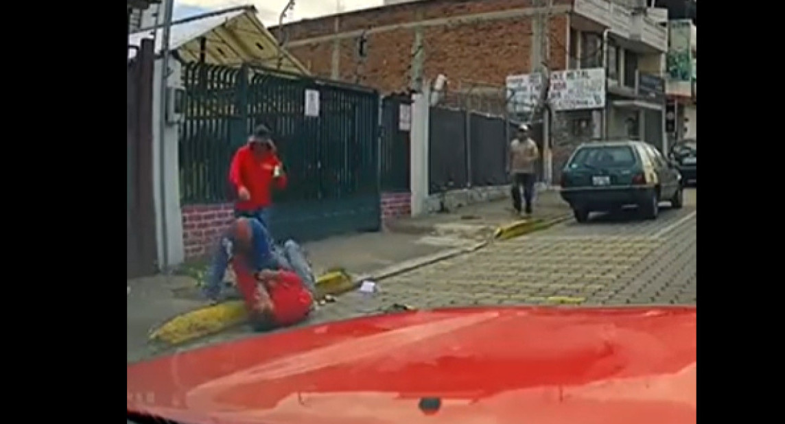 Pelea en plena calle de Ecuador. Foto: Captura de video.