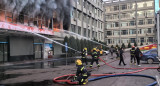 Los bomberos acudieron al edificio. Foto: EFE