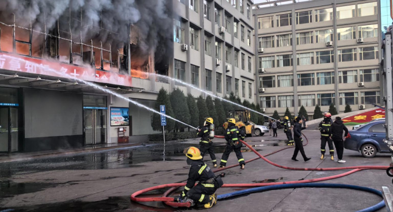 Los bomberos acudieron al edificio. Foto: EFE
