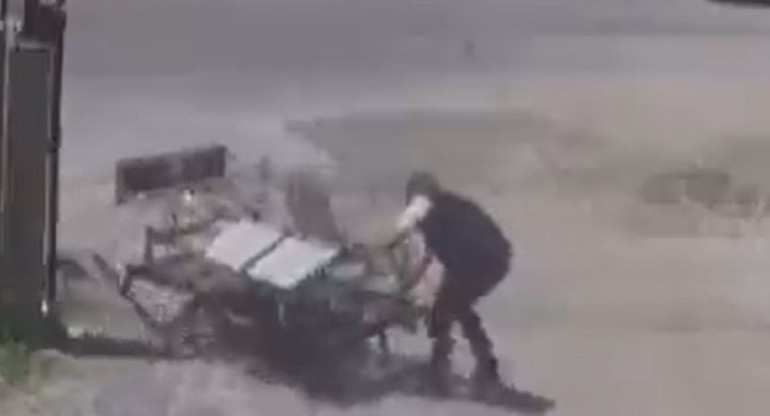 Un cuidador se robó una cama ortopédica de un hospital de La Plata. Foto: captura de video.